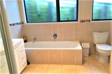 Photo of property in 100 George Deane Place, Greenhithe, Auckland, 0632