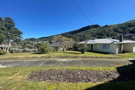 Photo of property in 73 Victory Crescent, Tawa, Wellington, 5028