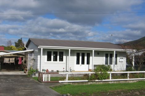 Photo of property in 28 Renall Street, Featherston, 5710