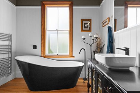 Photo of property in 1 Roslyn Road, Bluff Hill, Napier, 4110