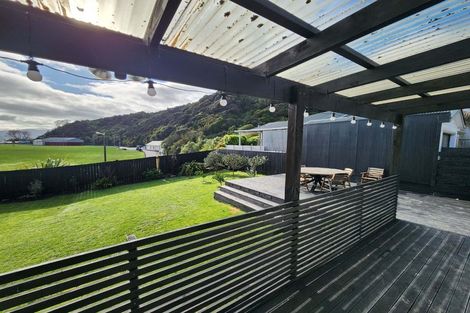 Photo of property in 184 Whites Line East, Waiwhetu, Lower Hutt, 5010