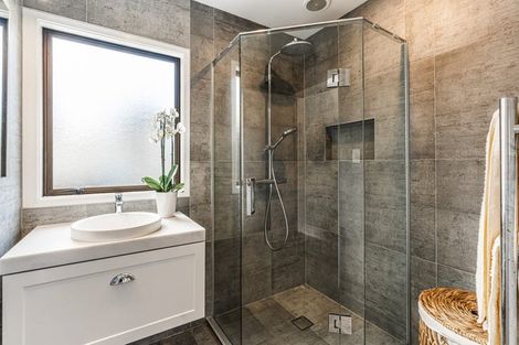 Photo of property in 1/22 Derwent Crescent, Titirangi, Auckland, 0604