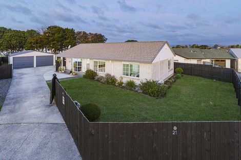 Photo of property in 21 Randwick Place, Randwick Park, Auckland, 2105