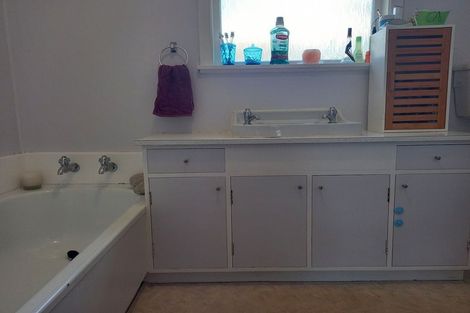 Photo of property in 3 Merritt Way, Newlands, Wellington, 6037