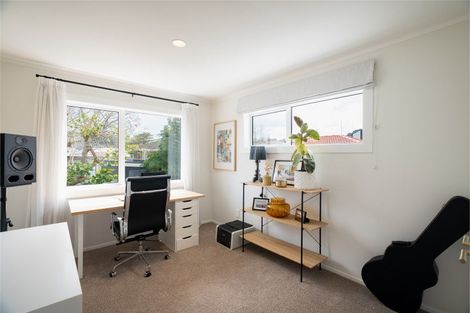 Photo of property in 2/6 Marsh Avenue, Forrest Hill, Auckland, 0620