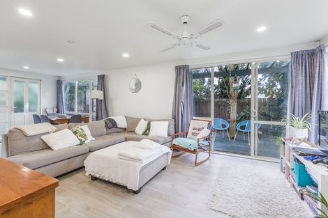 Photo of property in 18b Holiday Road, Stanmore Bay, Whangaparaoa, 0932