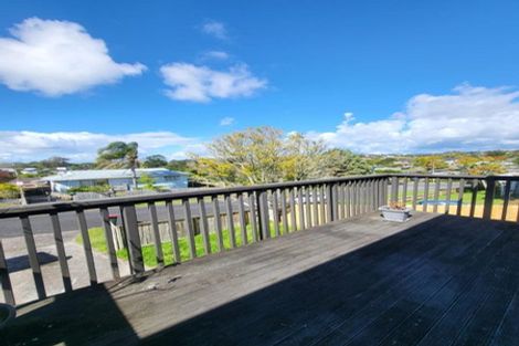 Photo of property in 4 Kayle Glen, West Harbour, Auckland, 0618