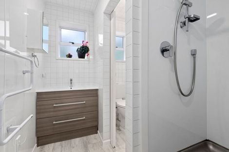 Photo of property in 2/83a Pupuke Road, Northcote, Auckland, 0627