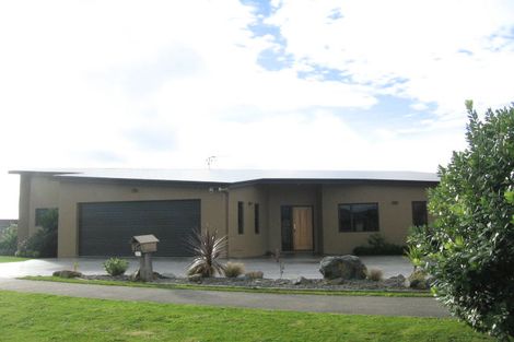 Photo of property in 111 Ruapehu Drive, Fitzherbert, Palmerston North, 4410