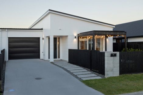 Photo of property in 2 Julie Lane, Papamoa, 3118