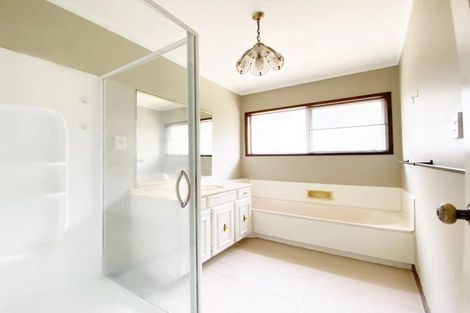 Photo of property in 11 Ravenstone Place, Chatswood, Auckland, 0626