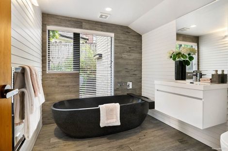 Photo of property in 25 Meadowland Drive, Somerville, Auckland, 2014