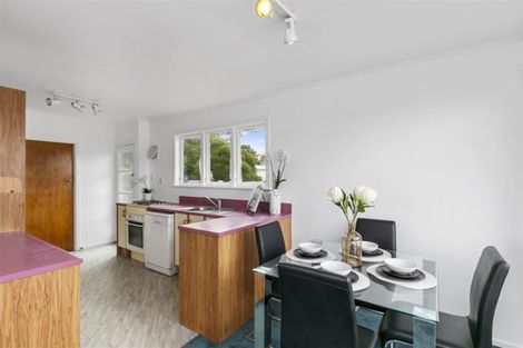 Photo of property in 25 Brooker Grove, Newlands, Wellington, 6037