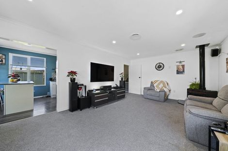 Photo of property in 27 Griffiths Grove, Newlands, Wellington, 6037