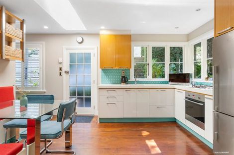 Photo of property in 55 Pupuke Road, Birkenhead, Auckland, 0627