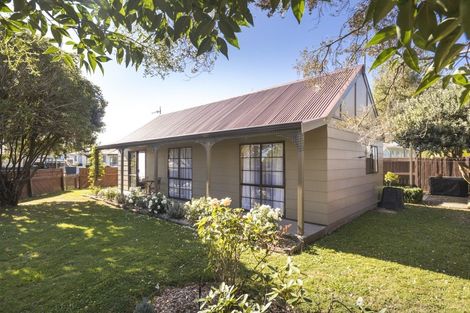 Photo of property in 2 Chatsworth Place, Highbury, Palmerston North, 4412