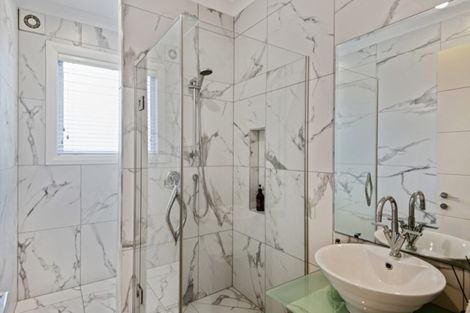 Photo of property in 111a Saint Andrews Square, Strowan, Christchurch, 8052