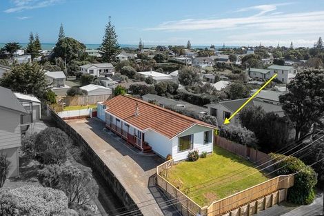 Photo of property in 11 Atua Street, Waikanae Beach, Waikanae, 5036