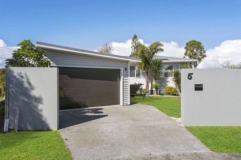 Photo of property in 5 Ngatoa Place, Glenfield, Auckland, 0629