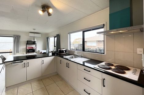 Photo of property in 2/7 Barbados Drive, Unsworth Heights, Auckland, 0632