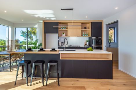 Photo of property in 10 Hilltop Lane, Mount Pleasant, Christchurch, 8081