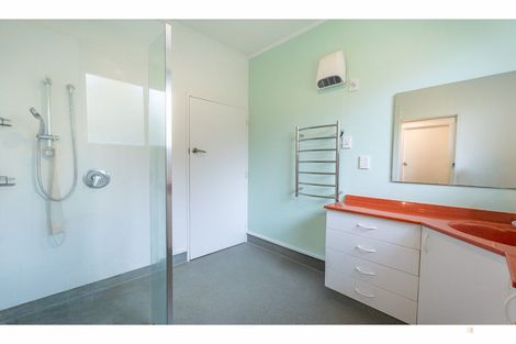 Photo of property in 60 Timaru Road, Waimate, 7924