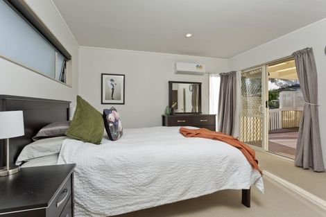 Photo of property in 2/12 Mossop Rise, Glenfield, Auckland, 0629