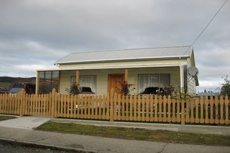 Photo of property in 22 Saint Catherine Street, Kaitangata, 9210