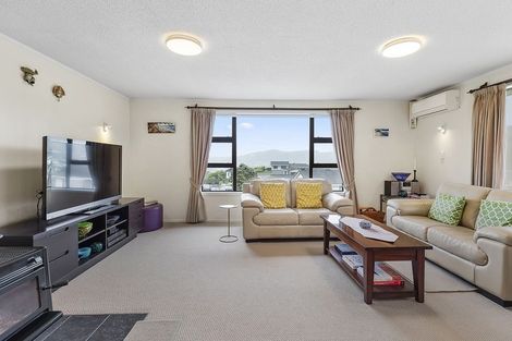 Photo of property in 4 Deveron Place, Tawa, Wellington, 5028