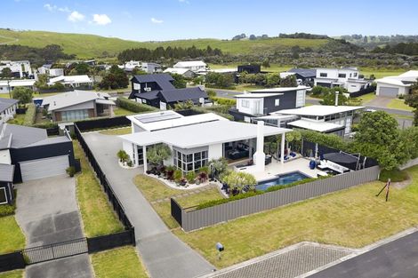 Photo of property in 4 Paraoa Crescent, Omaha, Warkworth, 0986