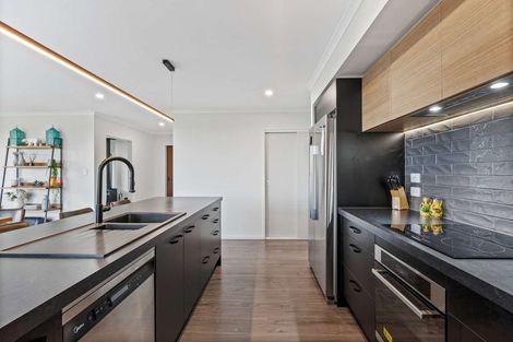 Photo of property in 2712 South Head Road, South Head, Helensville, 0874