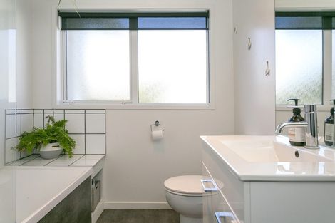 Photo of property in 9 Parata Street, Two Mile Bay, Taupo, 3330