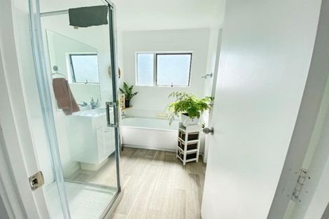 Photo of property in 1/307a Wairau Road, Totara Vale, Auckland, 0627