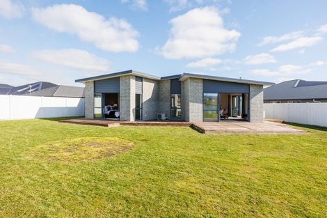 Photo of property in 48 Sardinia Grove, Fitzherbert, Palmerston North, 4410