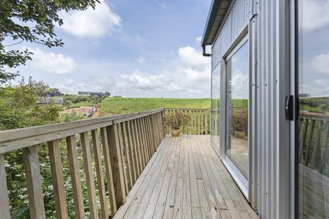 Photo of property in 15 Linda Street, Oakura, 4314