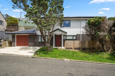 Photo of property in 18 Lyndfield Lane, Newlands, Wellington, 6037