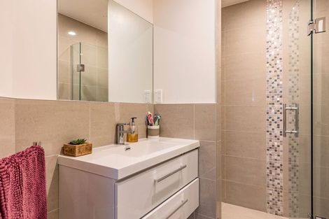 Photo of property in 21 Lewis Road, Pakuranga, Auckland, 2010