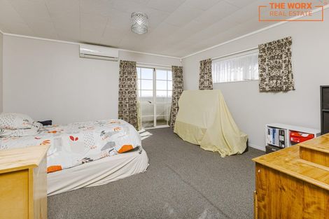 Photo of property in 33 Ribbonwood Crescent, Goodwood Heights, Auckland, 2105