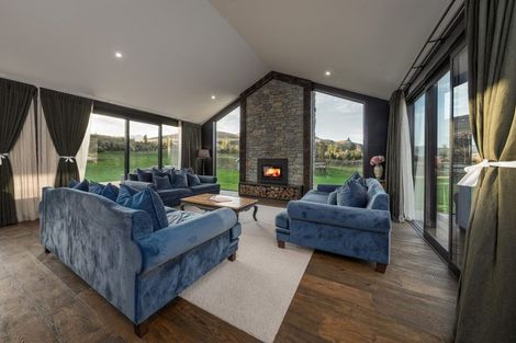 Photo of property in 16 Runholder Rise, Jacks Point, 9371