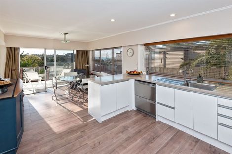 Photo of property in 17 Liston Crescent, Cockle Bay, Auckland, 2014