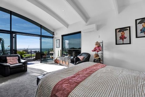 Photo of property in 5 Weston Street, Moturoa, New Plymouth, 4310