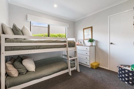 Photo of property in 1/22 Derwent Crescent, Titirangi, Auckland, 0604