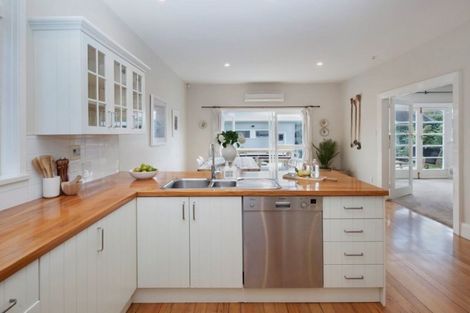 Photo of property in 26 Saint Andrews Square, Strowan, Christchurch, 8052