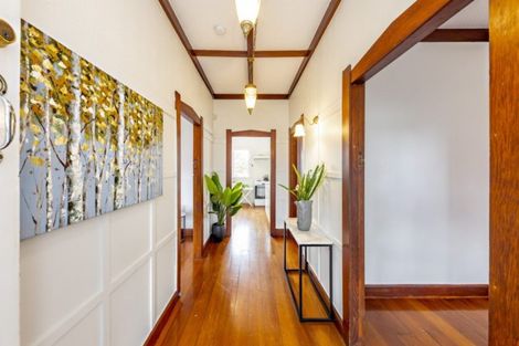 Photo of property in 14 Waiohua Road, Greenlane, Auckland, 1061