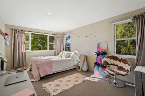 Photo of property in 6 Wynyard Crescent, Fernhill, Queenstown, 9300
