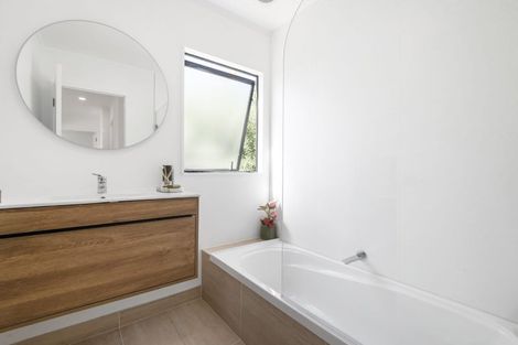 Photo of property in 2/12 Helicon Place, Totara Vale, Auckland, 0629