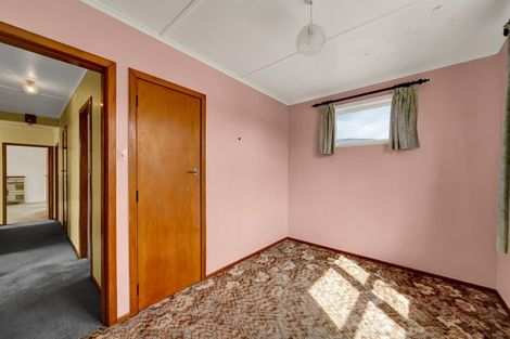 Photo of property in 12 Manu Crescent, Upper Vogeltown, New Plymouth, 4310