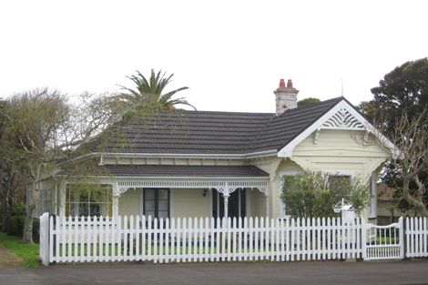 Photo of property in 281 Courtenay Street, Strandon, New Plymouth, 4312