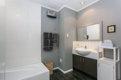 Photo of property in 16 Spencer Road, Hospital Hill, Napier, 4110