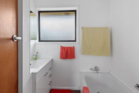 Photo of property in 32 Martbern Crescent, Bishopdale, Christchurch, 8053